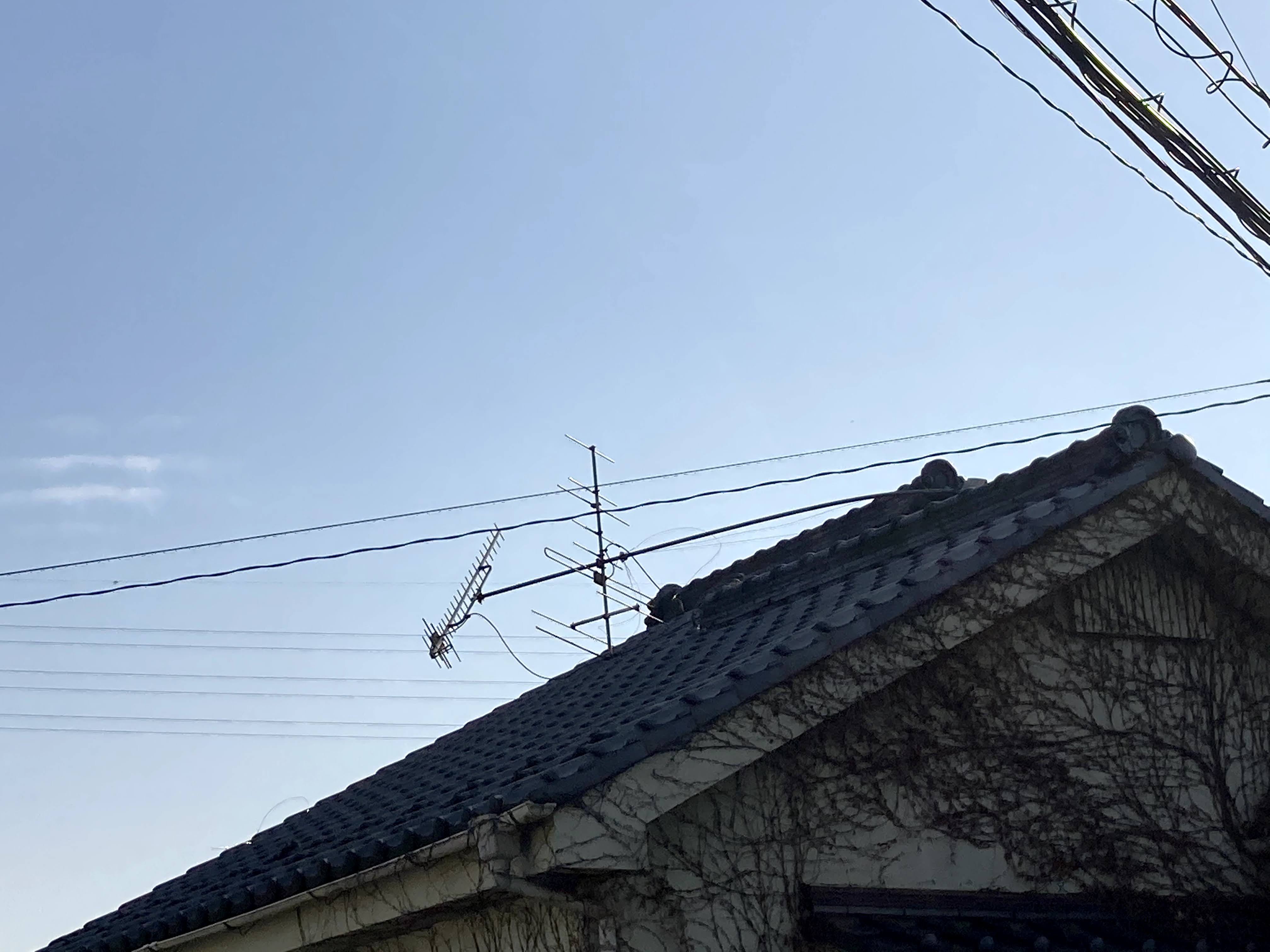空き家屋根上アンテナの撤去工事_施工前