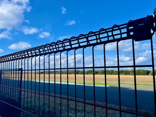 柵を超えての搬入または柵の一時取り外し作業の例