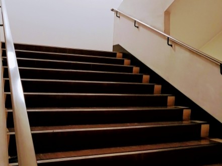 階段を使用した搬入出作業の例