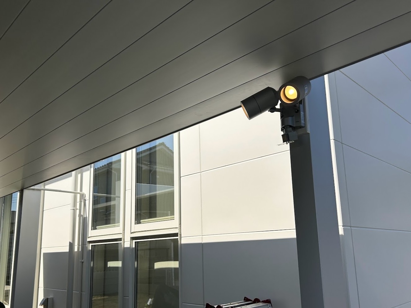 カーポートセンサーライト設置工事 施工例2