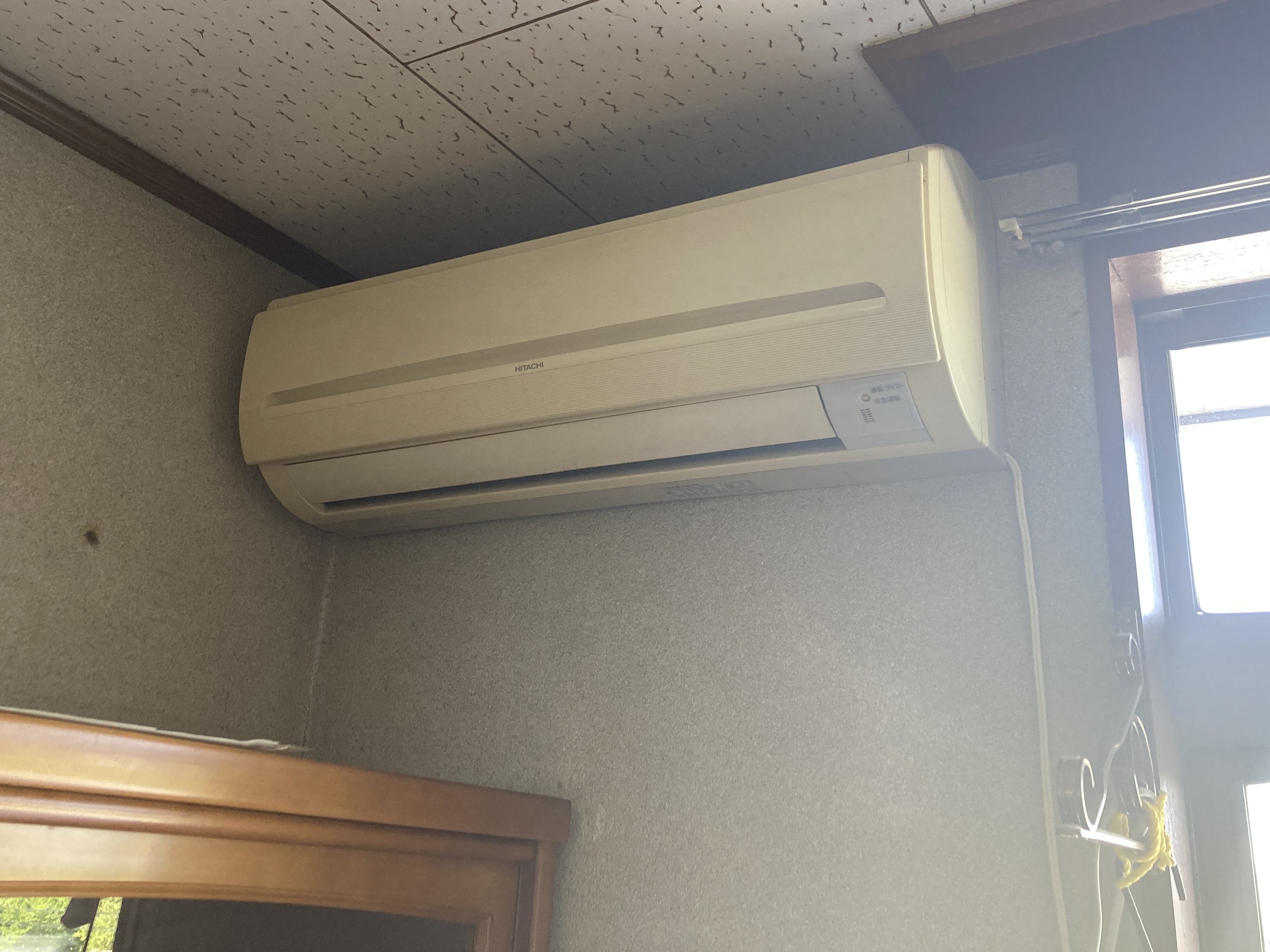 分岐コンセントからエアコンの電源をとっていてショートし発火した例＜エアコン側＞