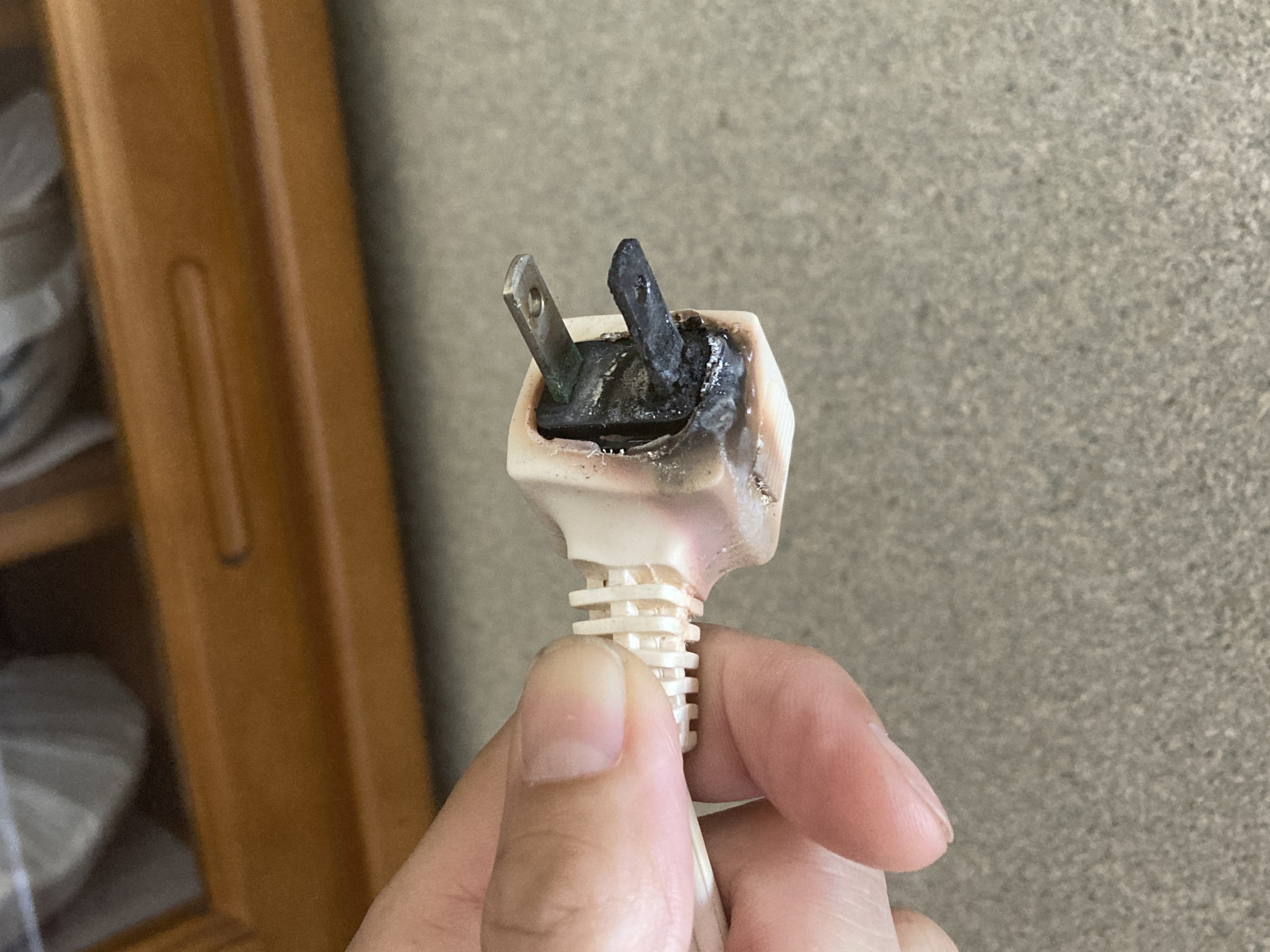 分岐コンセントからエアコンの電源をとっていてショートし発火した例＜コンセント側＞