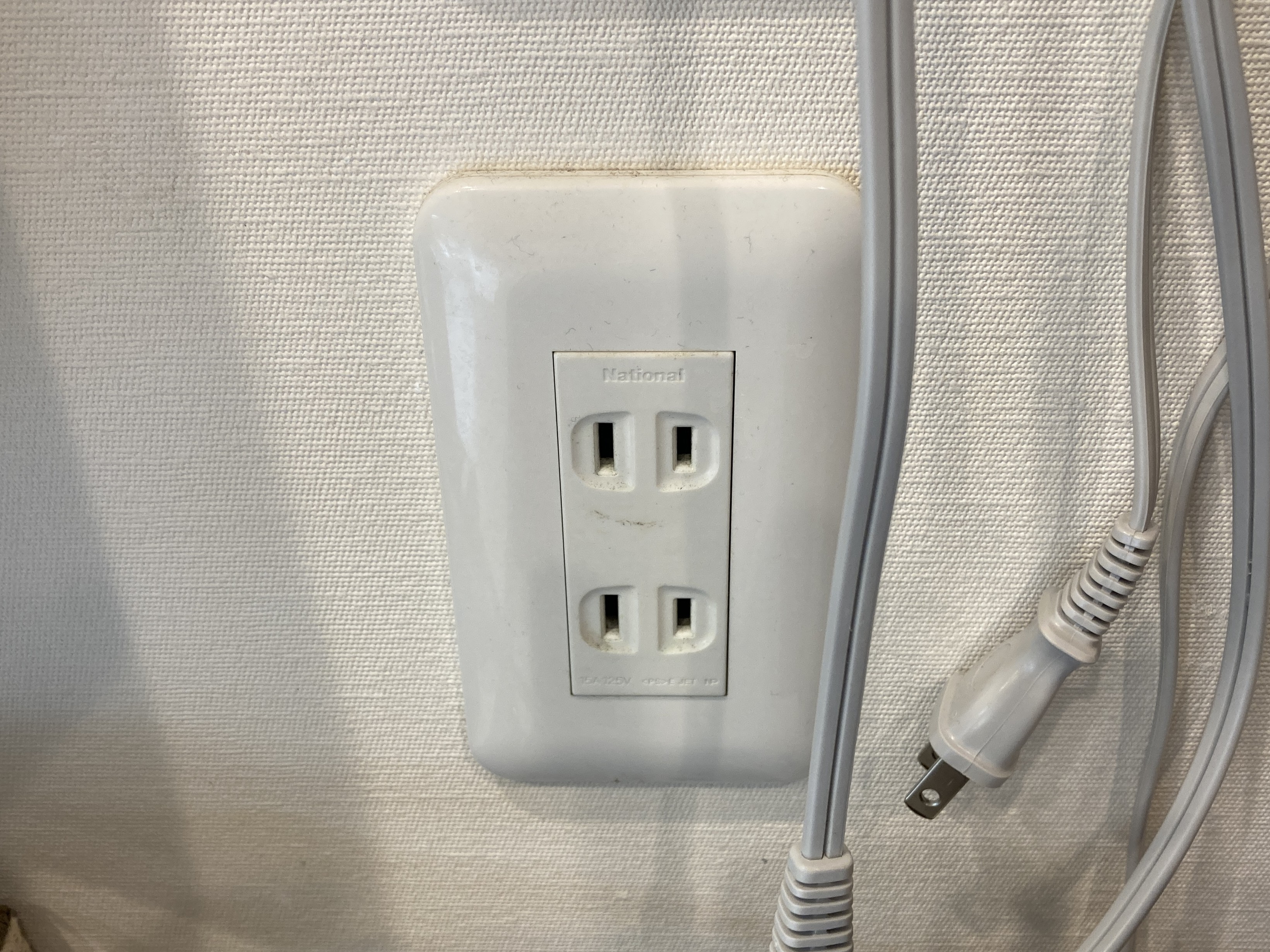 戸建て住宅 2口コンセント→アース付きへ交換交換工事_施工事例1